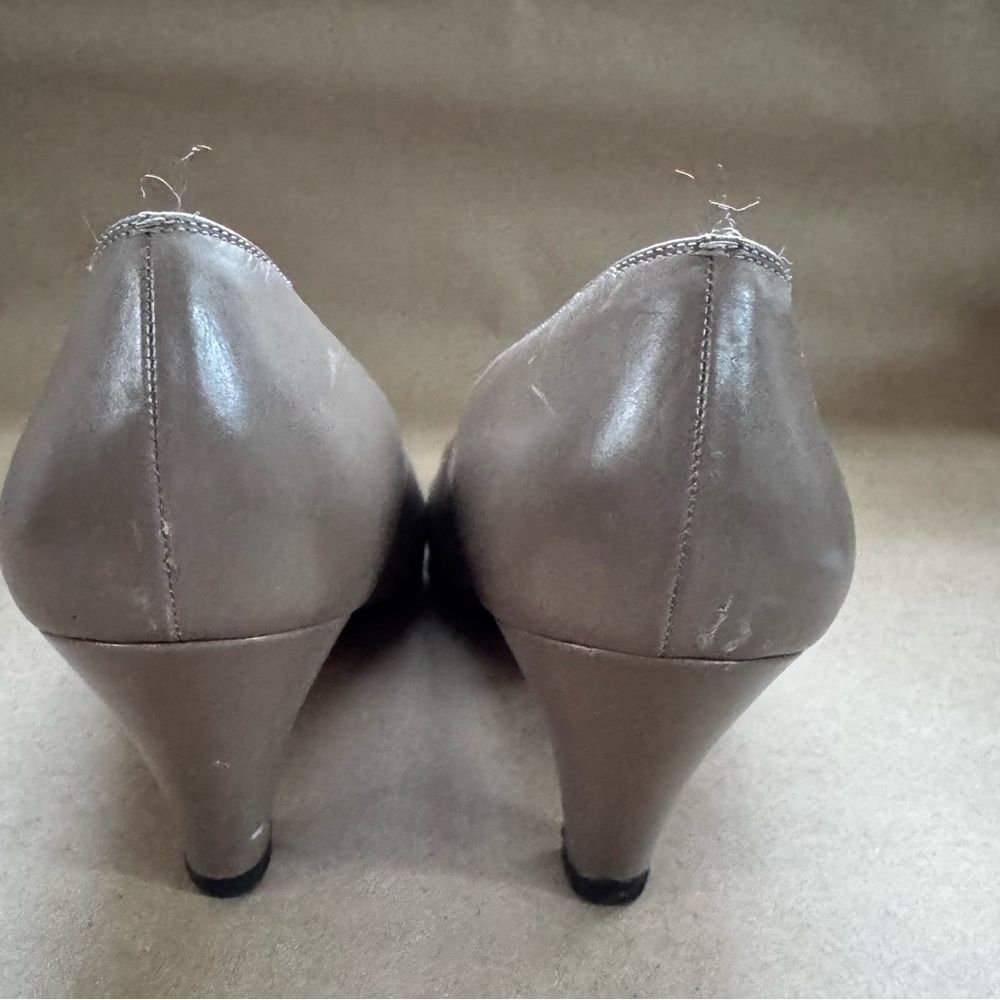 VTG Salvatore Ferragamo Two Tone Low Heel (2.5”) Pumps in Taupe & Metallic Toe 9 - Picture 4 of 13